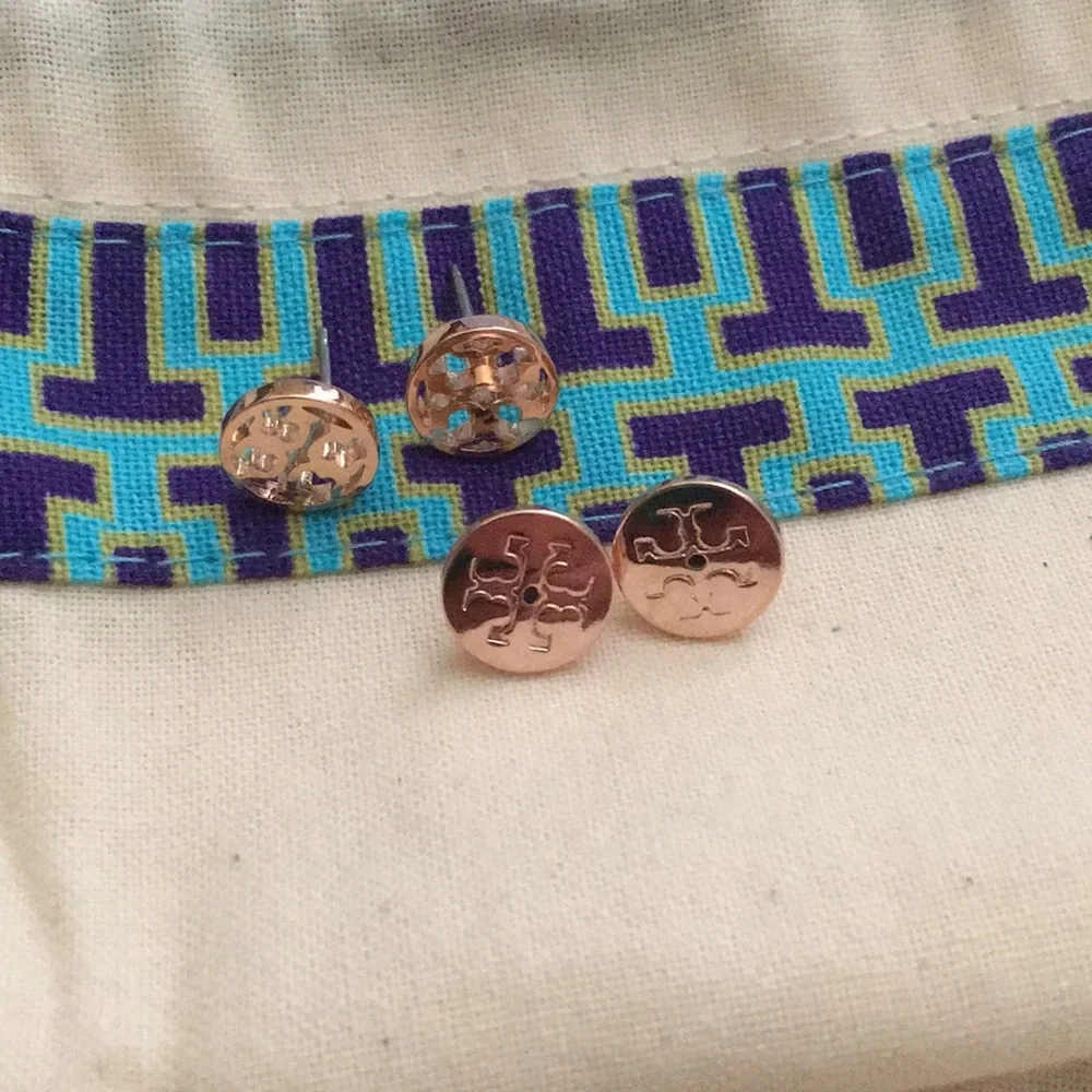 🆕 Tory Burch Rose Gold Circle Logo Studs - Picture 4 of 5
